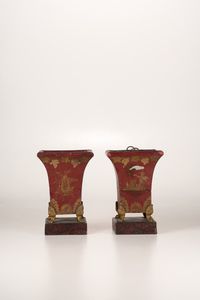 Coppia di vasetti laccati in oro su fondo rosso e base in legno  - Asta Dimore italiane - Associazione Nazionale - Case d'Asta italiane
