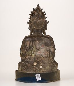 Figura di Buddha incoronato in bronzo, Cina, Dinastia Ming, XVII secolo  - Asta Dimore italiane - Associazione Nazionale - Case d'Asta italiane