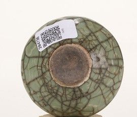 Vasetto in porcellana guan, Cina, XVIII secolo  - Asta Dimore italiane - Associazione Nazionale - Case d'Asta italiane