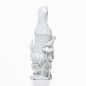 Figura di Guanyin seduta in porcellana Blanc de Chine, Cina, XIX secolo  - Asta Dimore italiane - Associazione Nazionale - Case d'Asta italiane