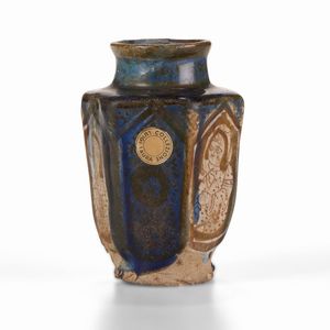 Piccolo vaso esagonale<BR>Persia (Iran), Sultanabat, XII-XIII secolo  - Asta Dimore italiane - Associazione Nazionale - Case d'Asta italiane