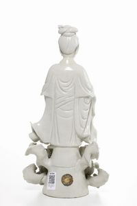 Figurina di Guanyin in porcellana Blanc de Chine su una nuvola, XIX secolo  - Asta Dimore italiane - Associazione Nazionale - Case d'Asta italiane