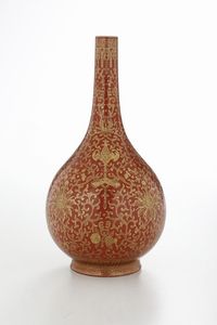 Vaso a bottiglia rosso con decoro lumeggiante in oro, marca apocrifa Qianlong, Cina  - Asta Dimore italiane - Associazione Nazionale - Case d'Asta italiane