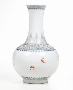 Vaso a bottiglia con decoro floreale famiglia Rosa in porcellana, Cina, Dinastia Qing, Jiaqing (1727-1820)  - Asta Dimore italiane - Associazione Nazionale - Case d'Asta italiane