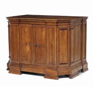 Credenza scantonata da sacrestia. Emilia XVII secolo  - Asta Dimore italiane - Associazione Nazionale - Case d'Asta italiane