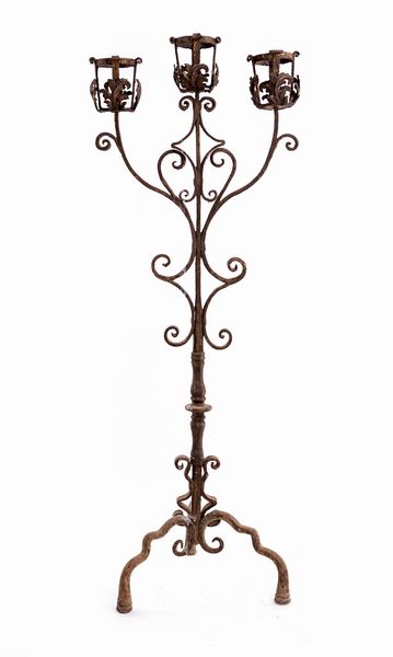 Antico candelabro in ferro battuto  - Asta  Asta a Tempo - Antiquariato: Arredi, Icone, Dipinti Antichi e del XIX Secolo , Arte Orientale - Associazione Nazionale - Case d'Asta italiane