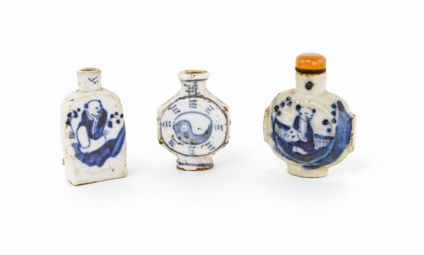 Tre snuff bottles in porcellana bianca, Cina, XX secolo  - Asta  Asta a Tempo - Antiquariato: Arredi, Icone, Dipinti Antichi e del XIX Secolo , Arte Orientale - Associazione Nazionale - Case d'Asta italiane