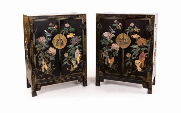 Coppia di piccoli mobili in legno ebanizzato decorati da applicazioni in pietre dure, Cina, prima met del Novecento  - Asta  Asta a Tempo - Antiquariato: Arredi, Icone, Dipinti Antichi e del XIX Secolo , Arte Orientale - Associazione Nazionale - Case d'Asta italiane