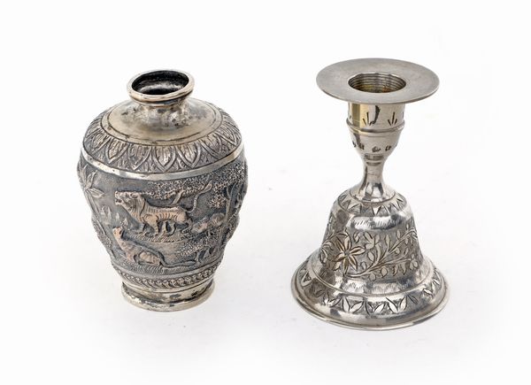 Campanella e vasetto in argento a basso titolo, manifattura indiana  - Asta Asta a Tempo a Libera Offerta - Arredi per la Tavola in Silver Plated - Associazione Nazionale - Case d'Asta italiane