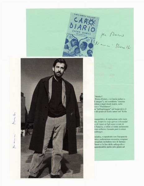 NANNI MORETTI : Dedica e firma autografa su locandina pubblicitaria del film Caro diario.  - Asta Autografi e Manoscritti | ASTA A TEMPO - PARTE I  - Associazione Nazionale - Case d'Asta italiane