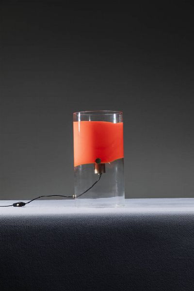Enrico Capuzzo : Lampada cilindrica in vetro  particolari in metallo.  Prod. Vistosi  anni '70 h cm 38x20  - Asta Asta di Design - Associazione Nazionale - Case d'Asta italiane