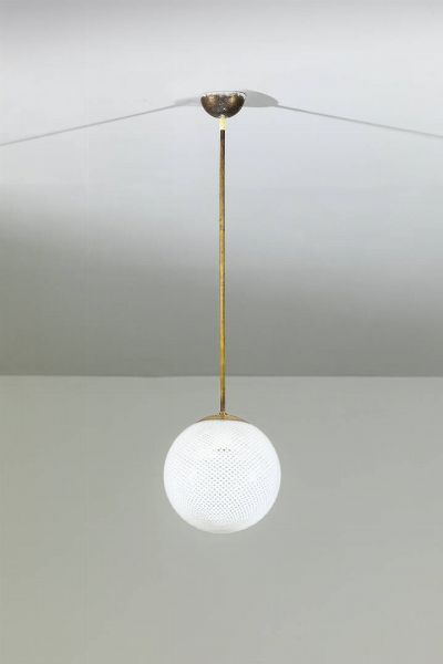 VENINI : Lampada a sospensione con diffusore sferico in vetro soffiato a reticello lattimo. Tige in ottone. Prod. Venini anni '50 h cm 90x24  - Asta Asta di Design - Associazione Nazionale - Case d'Asta italiane