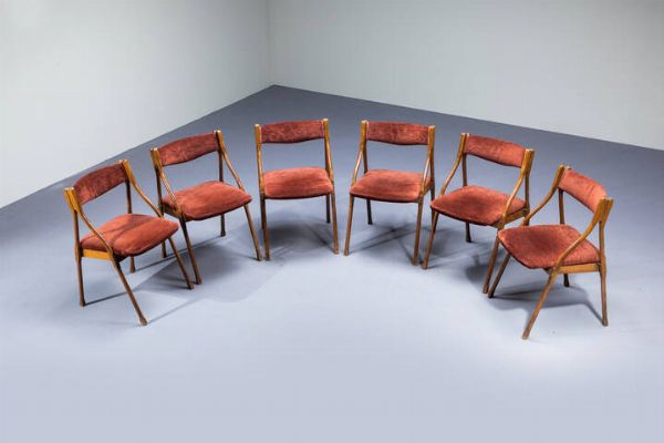 LA PERMANENTE MOBILI CANTU' : Sei sedie con struttura in legno di noce  sedili e schienali imbottiti rivestiti in velluto. Anni '50 cm 78x48x49  Difetti  - Asta Asta di Design - Associazione Nazionale - Case d'Asta italiane