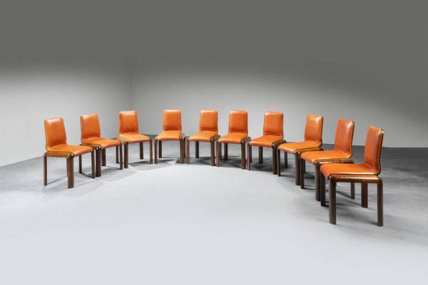 PRODUZIONE ITALIANA : Dieci sedie con struttura legno e seduta imbottita rivestita in pelle. cm 87x47x50  Difetti  - Asta Asta di Design - Associazione Nazionale - Case d'Asta italiane