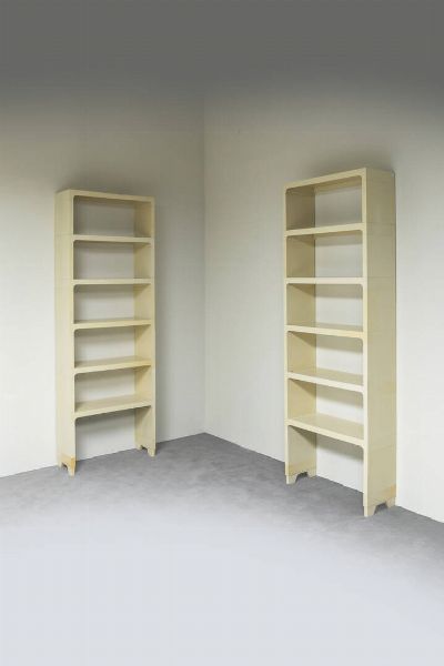 PRODUZIONE ITALIANA : Coppia di librerie modulari in plastica.  Anni '70 cm 204x70x28   Difetti  - Asta Asta di Design - Associazione Nazionale - Case d'Asta italiane