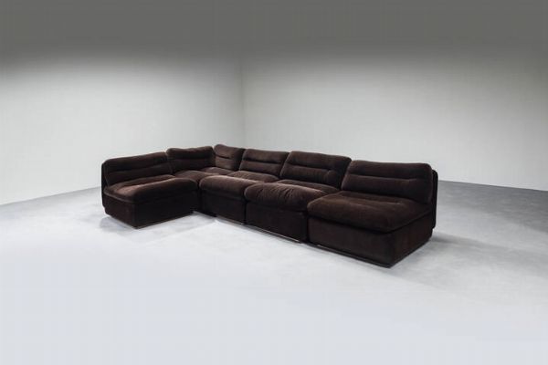 PRODUZIONE ITALIANA : Divano modulare composto da cinque elementi  supporti in legno  imbottitura rivestita in tessuto.  Anni '70 cm 65x290x150  Difetti  - Asta Asta di Design - Associazione Nazionale - Case d'Asta italiane