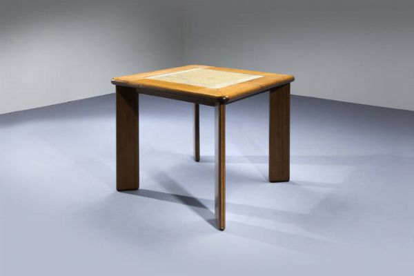 PRODUZIONE ITALIANA : Tavolo con struttura in legno  parte centrale in paglia di Vienna ricoperta da vetro. 1975 cm 76x92x92  - Asta Asta di Design - Associazione Nazionale - Case d'Asta italiane