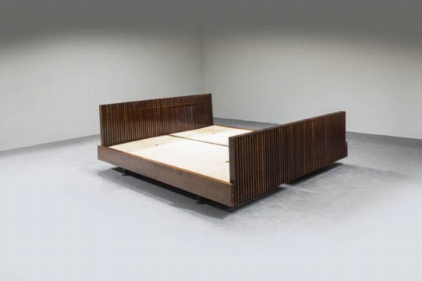 LA PERMANENTE MOBILI CANTU' : Letto con struttura in legno e piedi in metallo.  Anni '60 cm 77x212x185  - Asta Asta di Design - Associazione Nazionale - Case d'Asta italiane