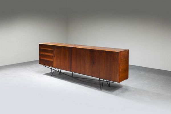 EISLER MARTIN : Credenza composta da due elementi in legno con struttura in metallo verniciato.  Prod. Forma  anni '60 cm 86x250x42  Difetti  - Asta Asta di Design - Associazione Nazionale - Case d'Asta italiane