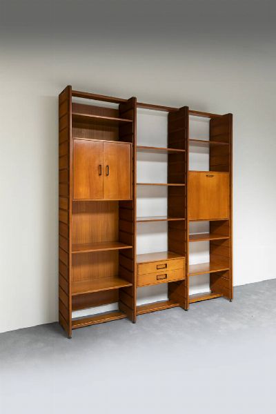 GIANFRANCO FRATTINI : Libreria modulare autoreggente con struttura in legno.  Prod. Bernini  anni '50 cm 120x184x35 5  Difetti  - Asta Asta di Design - Associazione Nazionale - Case d'Asta italiane