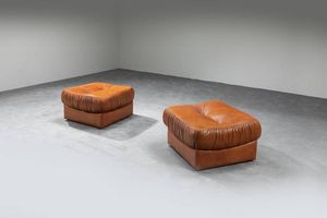 PRODUZIONE ITALIANA - Coppia di pouf rivestiti in pelle.  Anni '70 cm 40x70x70  Piccoli difetti