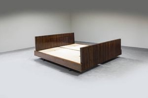 LA PERMANENTE MOBILI CANTU' - Letto con struttura in legno e piedi in metallo.  Anni '60 cm 77x212x185