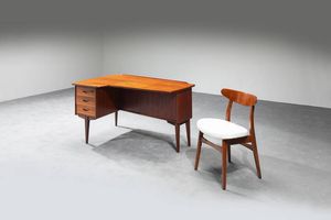 ARNE HOVMAND-OLSEN - Scrivania mod. Boomerang in legno sedia in legno con imbottitura rivestita in tessuto. Anni '60 scrivania cm 73x137x80  [..]