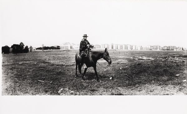 TAZIO SECCHIAROLI : Senza titolo (Clint Eastwood sul set di Per un pugno di dollari)  - Asta Fotografia - Associazione Nazionale - Case d'Asta italiane