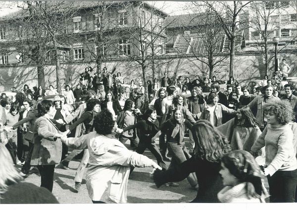 Mario Dondero : Senza titolo (Parigi, manifestazione studentesca)  - Asta Fotografia - Associazione Nazionale - Case d'Asta italiane