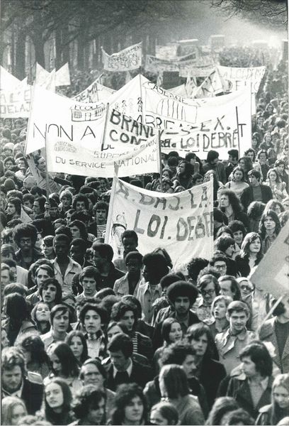 Mario Dondero : Senza titolo (Parigi, Manifestazione studentesca)  - Asta Fotografia - Associazione Nazionale - Case d'Asta italiane