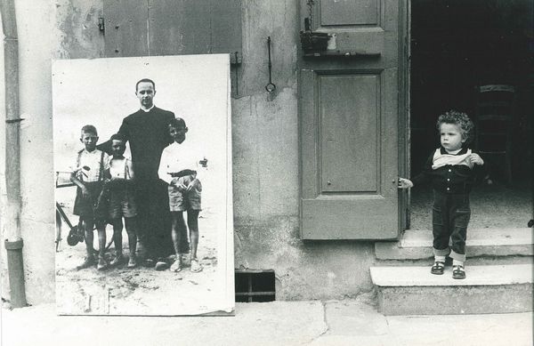 Mario Dondero : Senza titolo (Barbiana: Una vecchia foto di Don Milani con i primi alunni della famosa scuola)  - Asta Fotografia - Associazione Nazionale - Case d'Asta italiane