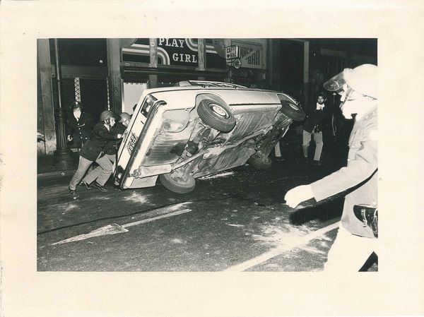 Tano D’Amico : Senza titolo (Automobile ribaltata)  - Asta Fotografia - Associazione Nazionale - Case d'Asta italiane