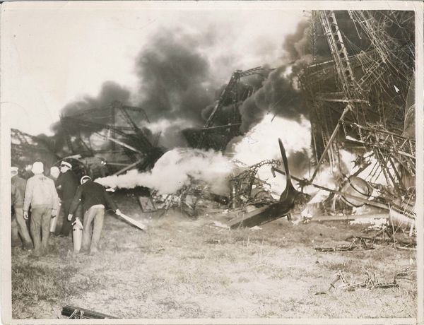 Autore sconosciuto Senza titolo (Il dirigibile Hindenberg in fiamme dopo l'incidente)  - Asta Fotografia - Associazione Nazionale - Case d'Asta italiane