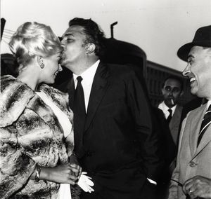 Alberto Durazzo : lotto formato da due scatti fotografici <BR> Senza titolo (Anita Ekberg, Federico Fellini, Giulietta Masina, Lello Bersani e Carlo Ponti)  - Asta Fotografia - Associazione Nazionale - Case d'Asta italiane