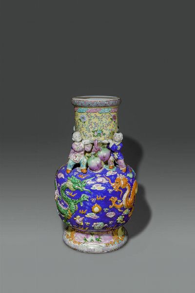 VASO : Vaso in porcellana policroma con draghi e bambini a rilievo  Cina  Repubblica  XX sec H cm 60 Diam cm 32  - Asta Asta di Arte Orientale - Associazione Nazionale - Case d'Asta italiane