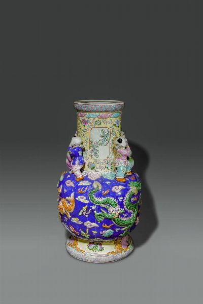 VASO : Vaso in porcellana policroma con draghi e bambini a rilievo  Cina  Repubblica  XX sec H cm 60 Diam cm 32  - Asta Asta di Arte Orientale - Associazione Nazionale - Case d'Asta italiane