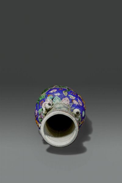 VASO : Vaso in porcellana policroma con draghi e bambini a rilievo  Cina  Repubblica  XX sec H cm 60 Diam cm 32  - Asta Asta di Arte Orientale - Associazione Nazionale - Case d'Asta italiane