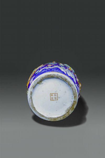 VASO : Vaso in porcellana policroma con draghi e bambini a rilievo  Cina  Repubblica  XX sec H cm 60 Diam cm 32  - Asta Asta di Arte Orientale - Associazione Nazionale - Case d'Asta italiane