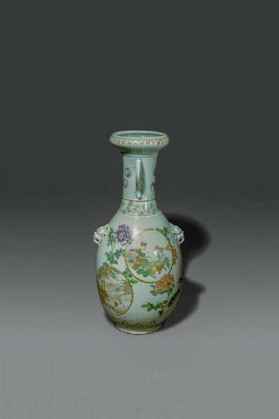 VASO : Vaso in porcellana Claire de Lune con lumeggiature oro  anse sagomate  mascheroni e figure di saggi  Cina  dinastia Qing  epoca Daoguang (1821-1850) H cm 46 5 Diam cm 22  - Asta Asta di Arte Orientale - Associazione Nazionale - Case d'Asta italiane