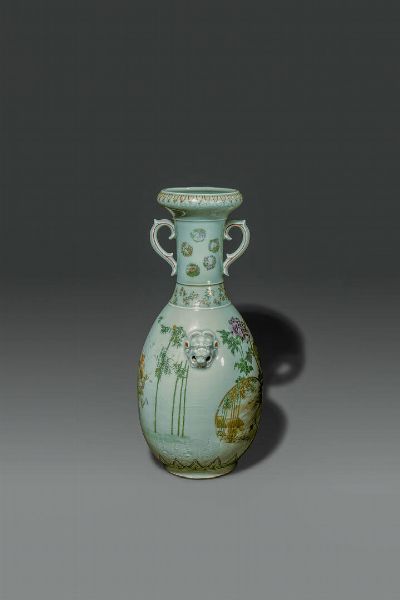 VASO : Vaso in porcellana Claire de Lune con lumeggiature oro  anse sagomate  mascheroni e figure di saggi  Cina  dinastia Qing  epoca Daoguang (1821-1850) H cm 46 5 Diam cm 22  - Asta Asta di Arte Orientale - Associazione Nazionale - Case d'Asta italiane