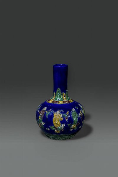 VASO : Vaso a forma di pallone in porcellana decorato con personaggi a rilevo policromi su sfondo blu cobalto  Cina  Repubblica  XX sec H cm 29 Diam cm 20  - Asta Asta di Arte Orientale - Associazione Nazionale - Case d'Asta italiane