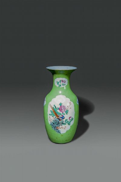 VASO : Vaso in porcellana su sfondo verde con dipinti di ucccelli e peonie entro riserve  Cina  Repubblica  XX sec  H cm 44 Diam cm 21  - Asta Asta di Arte Orientale - Associazione Nazionale - Case d'Asta italiane