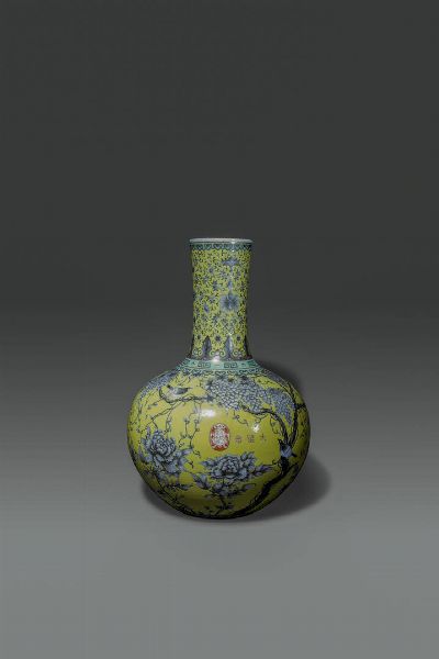 VASO : Grande vaso a pallone in porcellana a fondo giallo con decoro naturalistico a grisaille in stile Dayazhai  Cina  Repubblica  XX sec H cm 55 Diam cm 37  - Asta Asta di Arte Orientale - Associazione Nazionale - Case d'Asta italiane