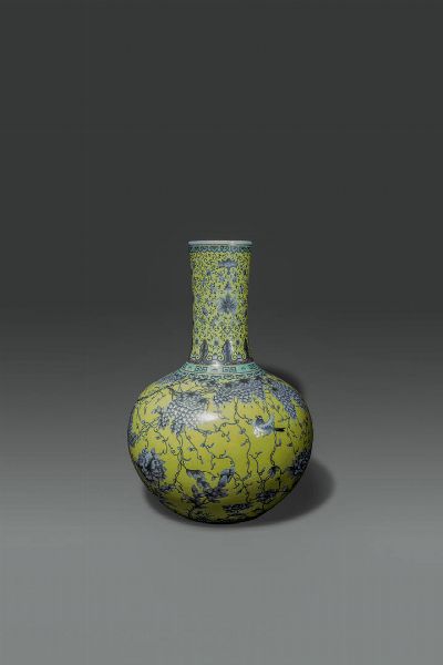 VASO : Grande vaso a pallone in porcellana a fondo giallo con decoro naturalistico a grisaille in stile Dayazhai  Cina  Repubblica  XX sec H cm 55 Diam cm 37  - Asta Asta di Arte Orientale - Associazione Nazionale - Case d'Asta italiane