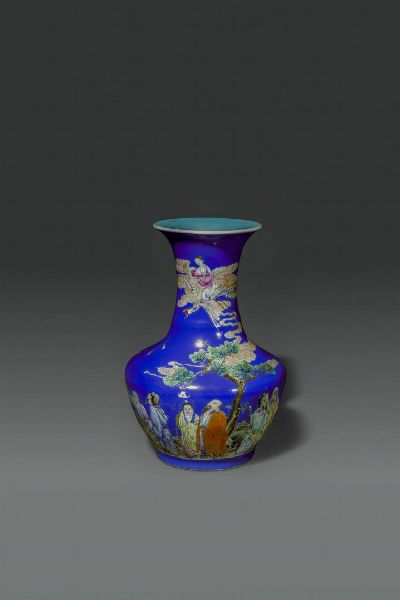 VASO : Vaso in porcellana di color blu cobalto con dipinti di vita quotidiana  Cina  dinastia Qing  XIX secolo Marchio apocrifo Qianlong (1735-1795) H cm 24x16  - Asta Asta di Arte Orientale - Associazione Nazionale - Case d'Asta italiane