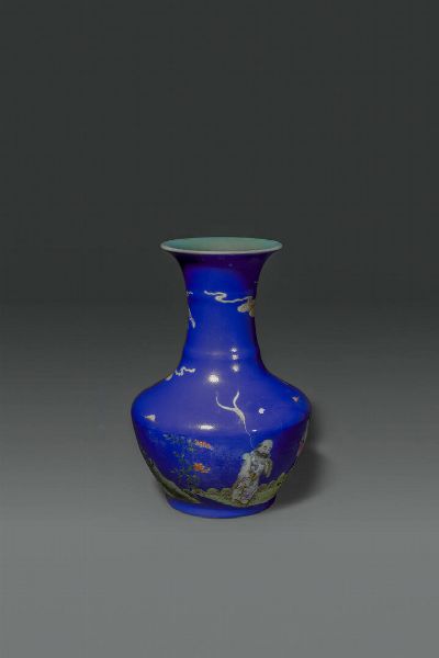 VASO : Vaso in porcellana di color blu cobalto con dipinti di vita quotidiana  Cina  dinastia Qing  XIX secolo Marchio apocrifo Qianlong (1735-1795) H cm 24x16  - Asta Asta di Arte Orientale - Associazione Nazionale - Case d'Asta italiane