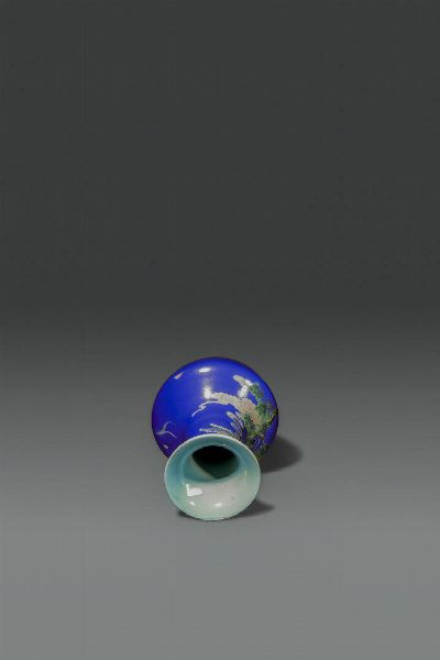 VASO : Vaso in porcellana di color blu cobalto con dipinti di vita quotidiana  Cina  dinastia Qing  XIX secolo Marchio apocrifo Qianlong (1735-1795) H cm 24x16  - Asta Asta di Arte Orientale - Associazione Nazionale - Case d'Asta italiane