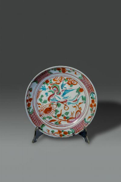 PIATTO : Piatto in porcellana Swatow con decori floreali nei toni del verde e del rosso  Cina  dinastia Ming  XVI sec Diam cm 22 H cm 4  - Asta Asta di Arte Orientale - Associazione Nazionale - Case d'Asta italiane