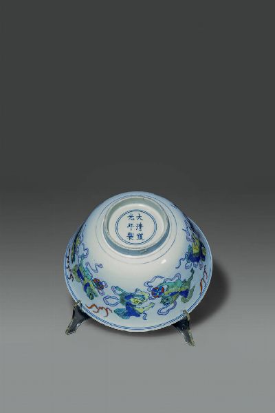 CIOTOLA : Ciotola in porcellana Doucai dipinta con Cani di Pho  Cina  dinastia Qing  periodo Daoguang (1821-1850) H cm 12 Diam cm 24  - Asta Asta di Arte Orientale - Associazione Nazionale - Case d'Asta italiane