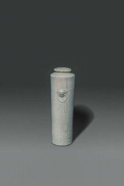 VASO : Vaso in porcellana craquel blanc de chine con mascheroni  Cina  dinastia Qing  epoca Kangxi (1662-1722) H cm 41  Diam cm 15  - Asta Asta di Arte Orientale - Associazione Nazionale - Case d'Asta italiane